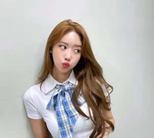 韓國女星李美珠曬近照,穿超短裙大秀身材,狀態超好似少女
