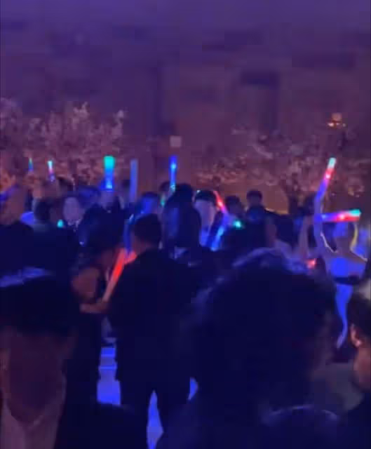 具俊曄參加好友婚禮,西裝革履帥氣十足,網友:不辦一場好可惜