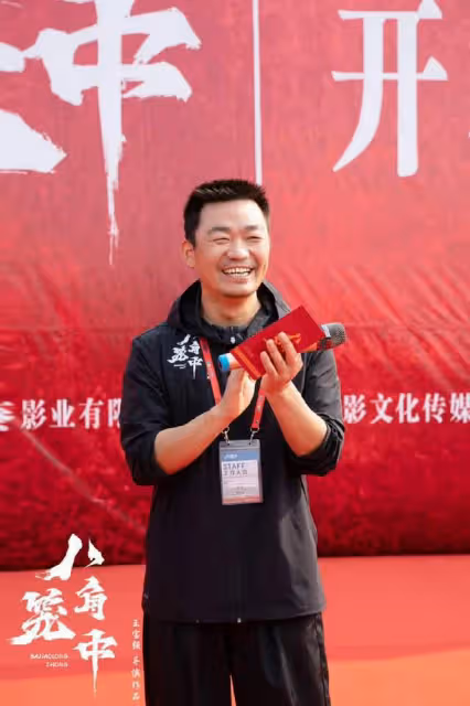 40歲王寶強近況曝光!臉部松垮鬍鬚發白太心酸,獲甄子丹親密探班