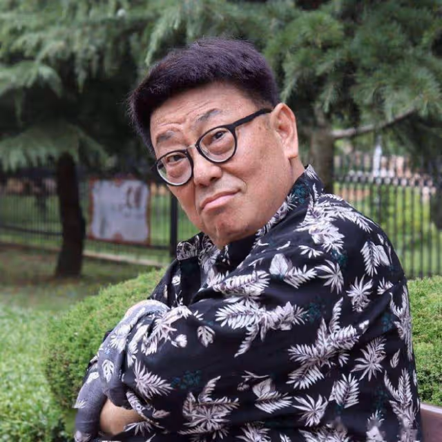 67歲港星定居遼寧!生活愜意街邊擼串無人識,從小住香港農村養豬