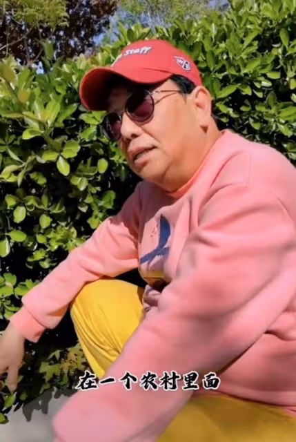 67歲港星定居遼寧!生活愜意街邊擼串無人識,從小住香港農村養豬