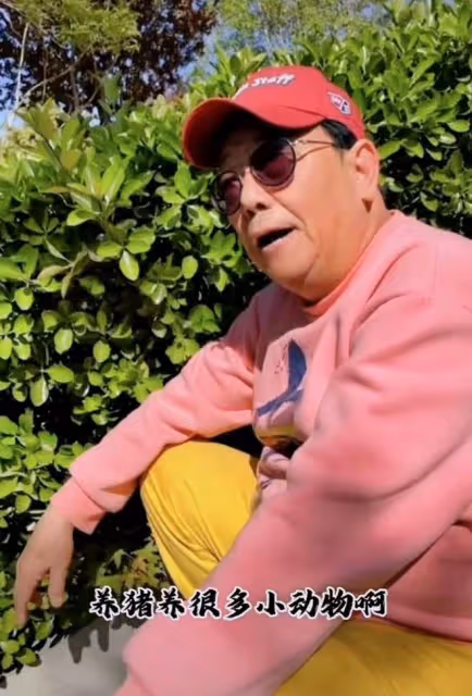 67歲港星定居遼寧!生活愜意街邊擼串無人識,從小住香港農村養豬