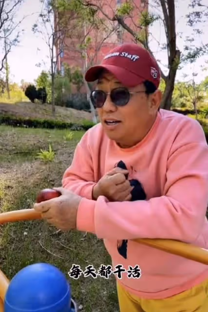 67歲港星定居遼寧!生活愜意街邊擼串無人識,從小住香港農村養豬