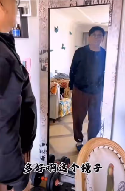 67歲港星定居遼寧!生活愜意街邊擼串無人識,從小住香港農村養豬