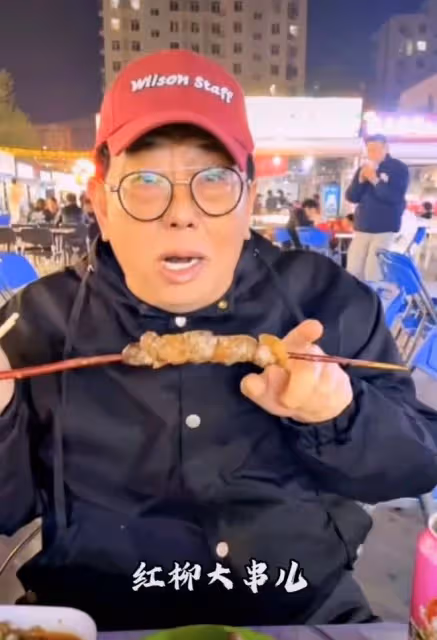 67歲港星定居遼寧!生活愜意街邊擼串無人識,從小住香港農村養豬