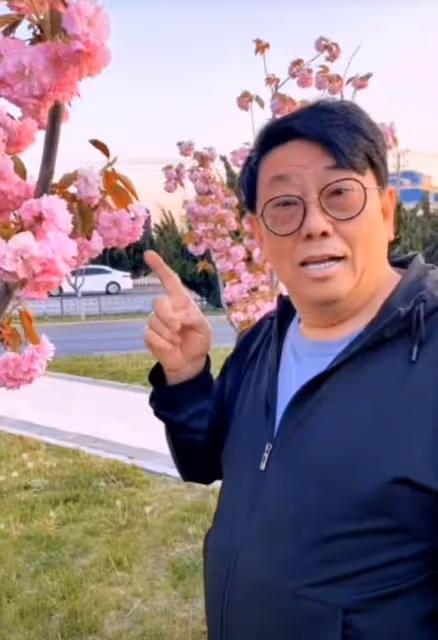 67歲港星定居遼寧!生活愜意街邊擼串無人識,從小住香港農村養豬