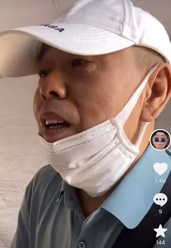 64歲潘長江小區內做核酸，衣服上滿是線頭太樸素，連連咳嗽惹擔憂