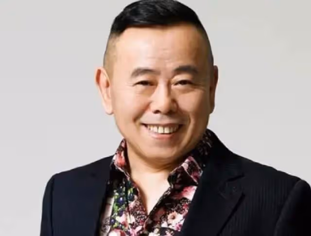 64歲潘長江小區內做核酸，衣服上滿是線頭太樸素，連連咳嗽惹擔憂