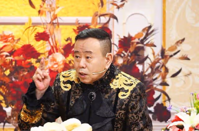 64歲潘長江小區內做核酸，衣服上滿是線頭太樸素，連連咳嗽惹擔憂
