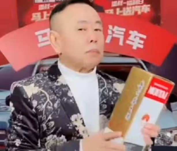 64歲潘長江小區內做核酸,衣服上滿是線頭太樸素,連連咳嗽惹擔憂