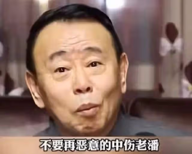 64歲潘長江小區內做核酸,衣服上滿是線頭太樸素,連連咳嗽惹擔憂
