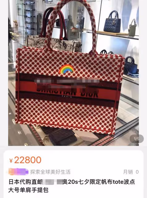 李光潔帶妻兒現身！全程體貼抱娃，小13歲妻子提2萬包悠閒玩手機