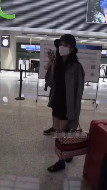 李光潔帶妻兒現身！全程體貼抱娃，小13歲妻子提2萬包悠閒玩手機