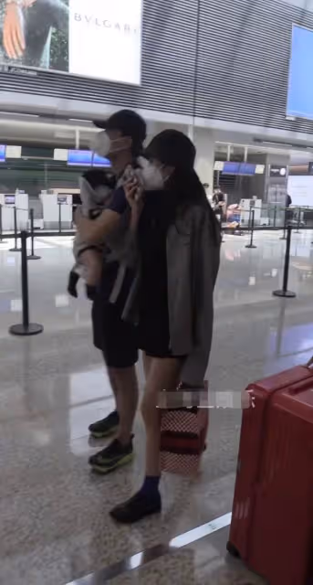 李光潔帶妻兒現身！全程體貼抱娃，小13歲妻子提2萬包悠閒玩手機
