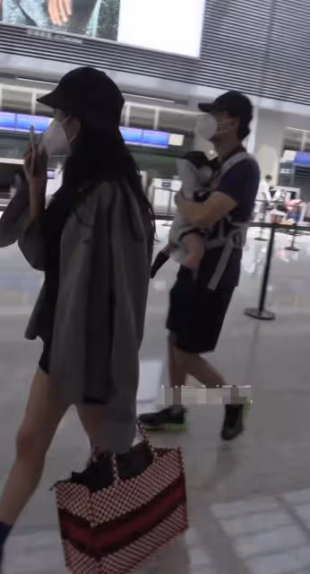 李光潔帶妻兒現身！全程體貼抱娃，小13歲妻子提2萬包悠閒玩手機