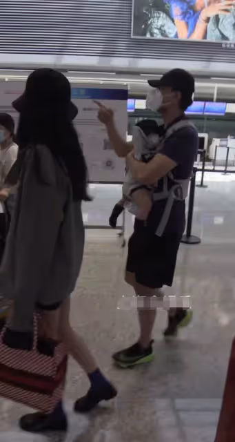 李光潔帶妻兒現身！全程體貼抱娃，小13歲妻子提2萬包悠閒玩手機