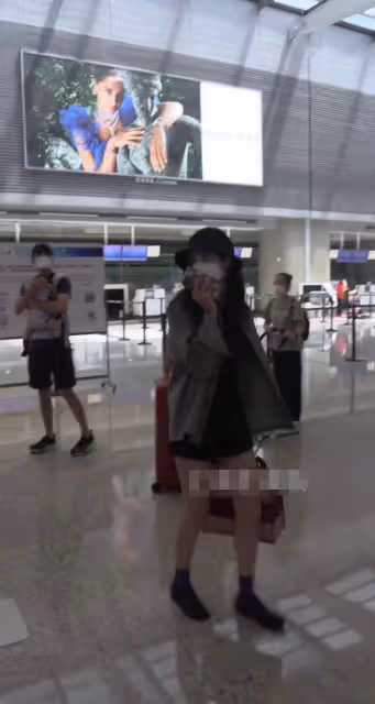 李光潔帶妻兒現身!全程體貼抱娃,小13歲妻子提2萬包悠閒玩手機