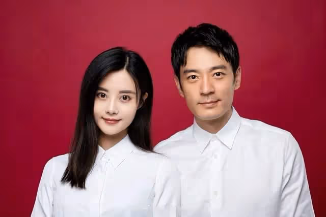 李光潔帶妻兒現身!全程體貼抱娃,小13歲妻子提2萬包悠閒玩手機