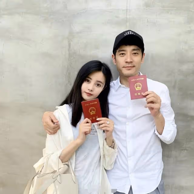 李光潔帶妻兒現身!全程體貼抱娃,小13歲妻子提2萬包悠閒玩手機
