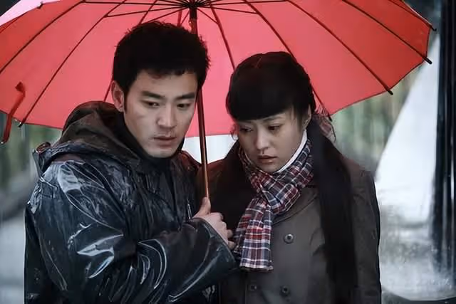李光潔帶妻兒現身!全程體貼抱娃,小13歲妻子提2萬包悠閒玩手機