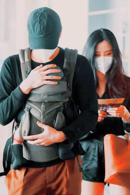李光潔帶妻兒現身!全程體貼抱娃,小13歲妻子提2萬包悠閒玩手機