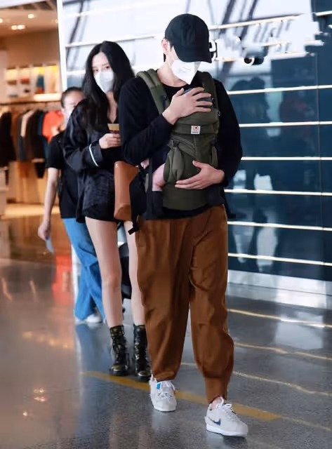 李光潔帶妻兒現身!全程體貼抱娃,小13歲妻子提2萬包悠閒玩手機