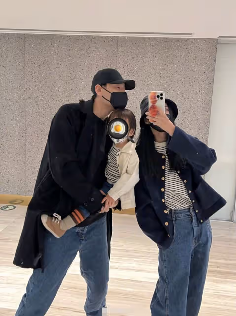 李光潔帶妻兒現身!全程體貼抱娃,小13歲妻子提2萬包悠閒玩手機
