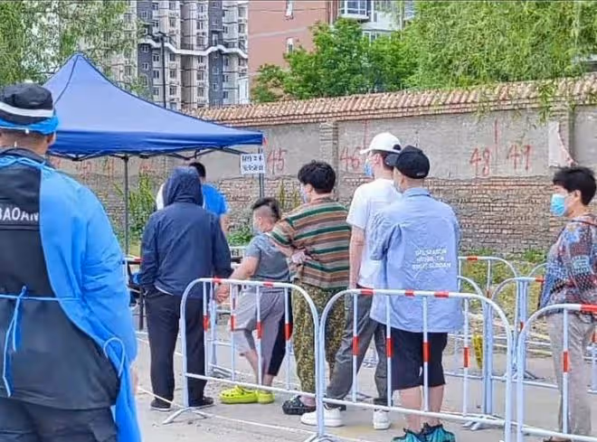 郭德綱一家做核酸體型矚目!小兒子虎頭虎腦緊牽爸爸,王惠穿拖鞋