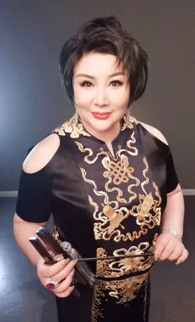 郭德綱一家做核酸體型矚目!小兒子虎頭虎腦緊牽爸爸,王惠穿拖鞋