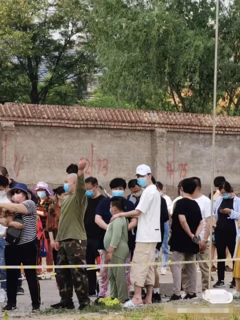 郭德綱一家做核酸體型矚目!小兒子虎頭虎腦緊牽爸爸,王惠穿拖鞋