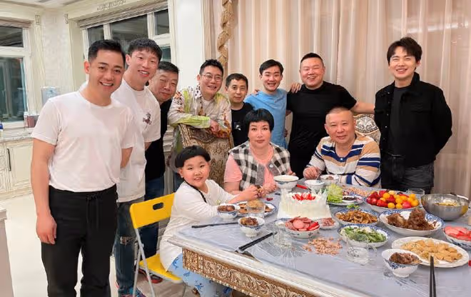 郭德綱一家做核酸體型矚目!小兒子虎頭虎腦緊牽爸爸,王惠穿拖鞋