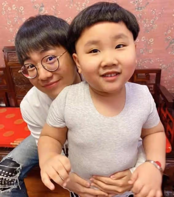 郭德綱一家做核酸體型矚目!小兒子虎頭虎腦緊牽爸爸,王惠穿拖鞋