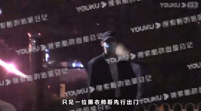 李一桐與小鮮肉被拍!兩人穿情侶裝同回酒店,男方行為霸道引熱議
