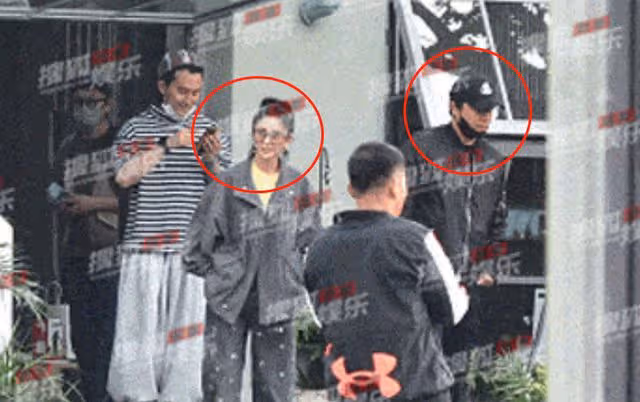 陳思誠佟麗婭外出被疑復合，丫丫細心幫其整理衣服，全程有說有笑