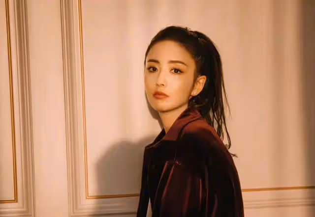 陳思誠佟麗婭外出被疑復合，丫丫細心幫其整理衣服，全程有說有笑