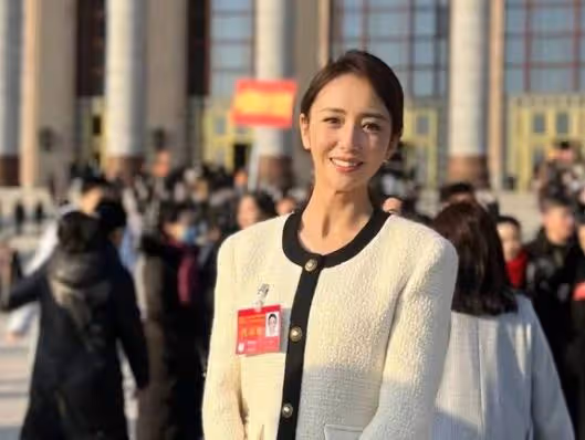 陳思誠佟麗婭外出被疑復合，丫丫細心幫其整理衣服，全程有說有笑