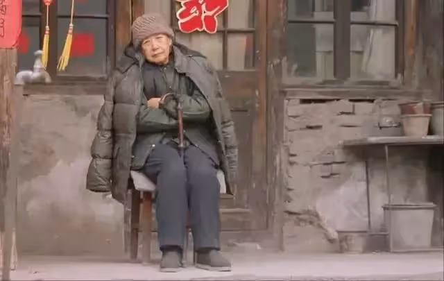 父親去世後,那個和父親生活十多年的繼母,被送去了養老院