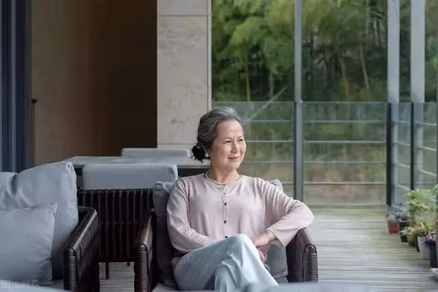 父親去世後,那個和父親生活十多年的繼母,被送去了養老院