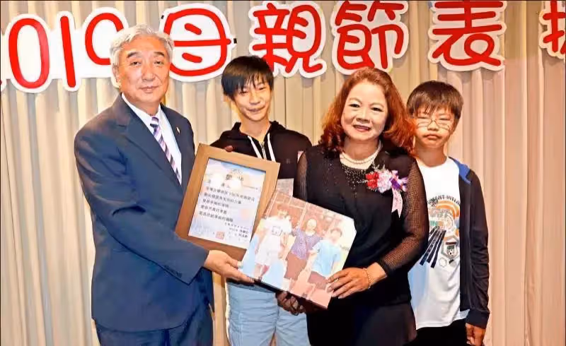 60歲單親媽幫房客養2幼兒「我來當你阿嬤」13年毫無怨言,乖孫獻擁抱「一輩子孝順您」她落淚:付出一切都值了