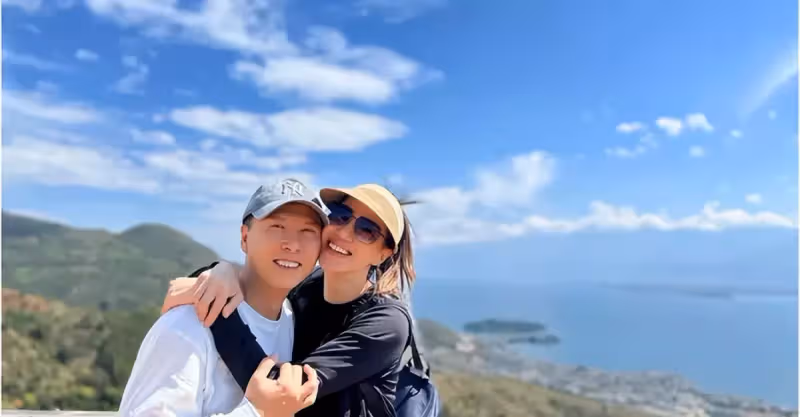 甄子丹緊摟老婆秀恩愛！素顏出鏡眼睛腫眉毛淡，與老婆臉貼臉合影