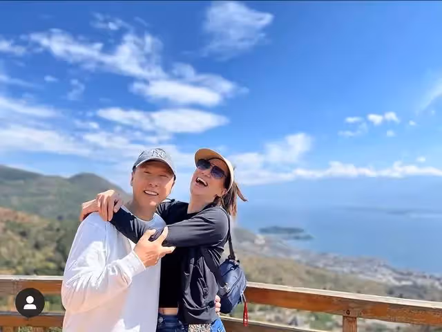 甄子丹緊摟老婆秀恩愛!素顏出鏡眼睛腫眉毛淡,與老婆臉貼臉合影