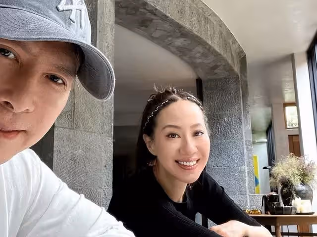甄子丹緊摟老婆秀恩愛!素顏出鏡眼睛腫眉毛淡,與老婆臉貼臉合影