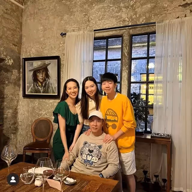 甄子丹緊摟老婆秀恩愛！素顏出鏡眼睛腫眉毛淡，與老婆臉貼臉合影