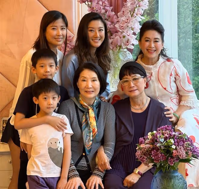 洪金寶前妻豪宅參加聚會,與兒媳孫子同框太溫馨,鄧光榮妻女現身