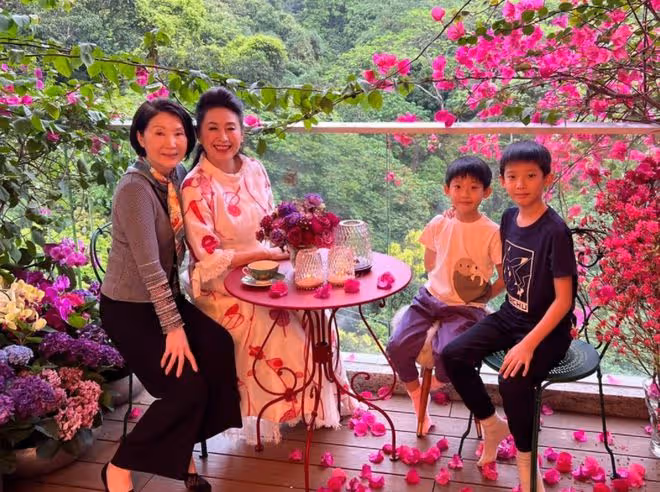 洪金寶前妻豪宅參加聚會,與兒媳孫子同框太溫馨,鄧光榮妻女現身