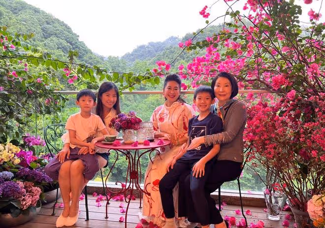 洪金寶前妻豪宅參加聚會,與兒媳孫子同框太溫馨,鄧光榮妻女現身