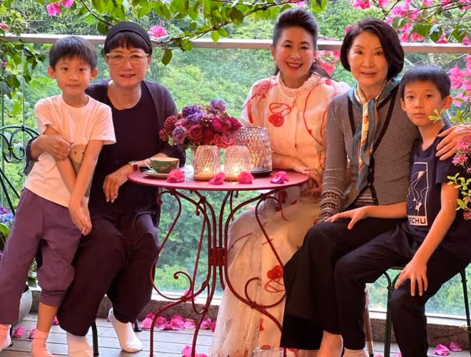 洪金寶前妻豪宅參加聚會,與兒媳孫子同框太溫馨,鄧光榮妻女現身