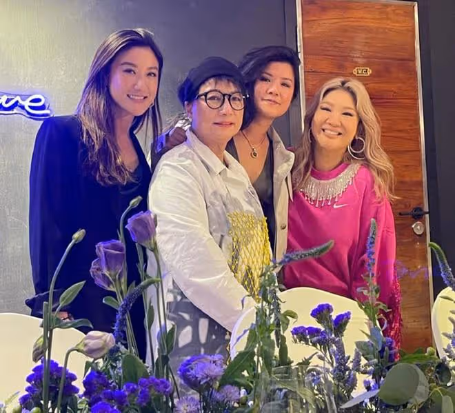 洪金寶前妻豪宅參加聚會,與兒媳孫子同框太溫馨,鄧光榮妻女現身