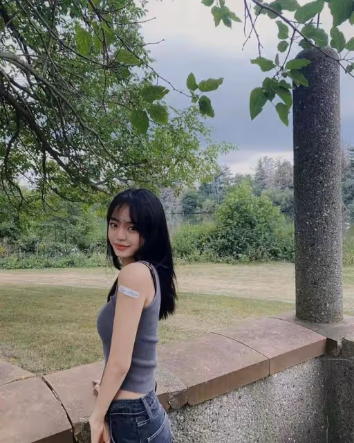 邵兵18歲龍鳳胎女兒罕露面,燙卷髮化妝打扮成熟,目前在國外留學