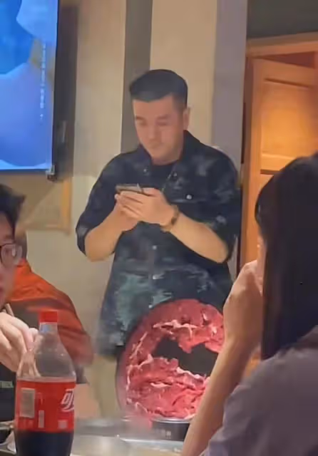 楊子黃聖依與眾星深夜聚餐,在包廂開懷暢飲,孫堅麥迪娜也在